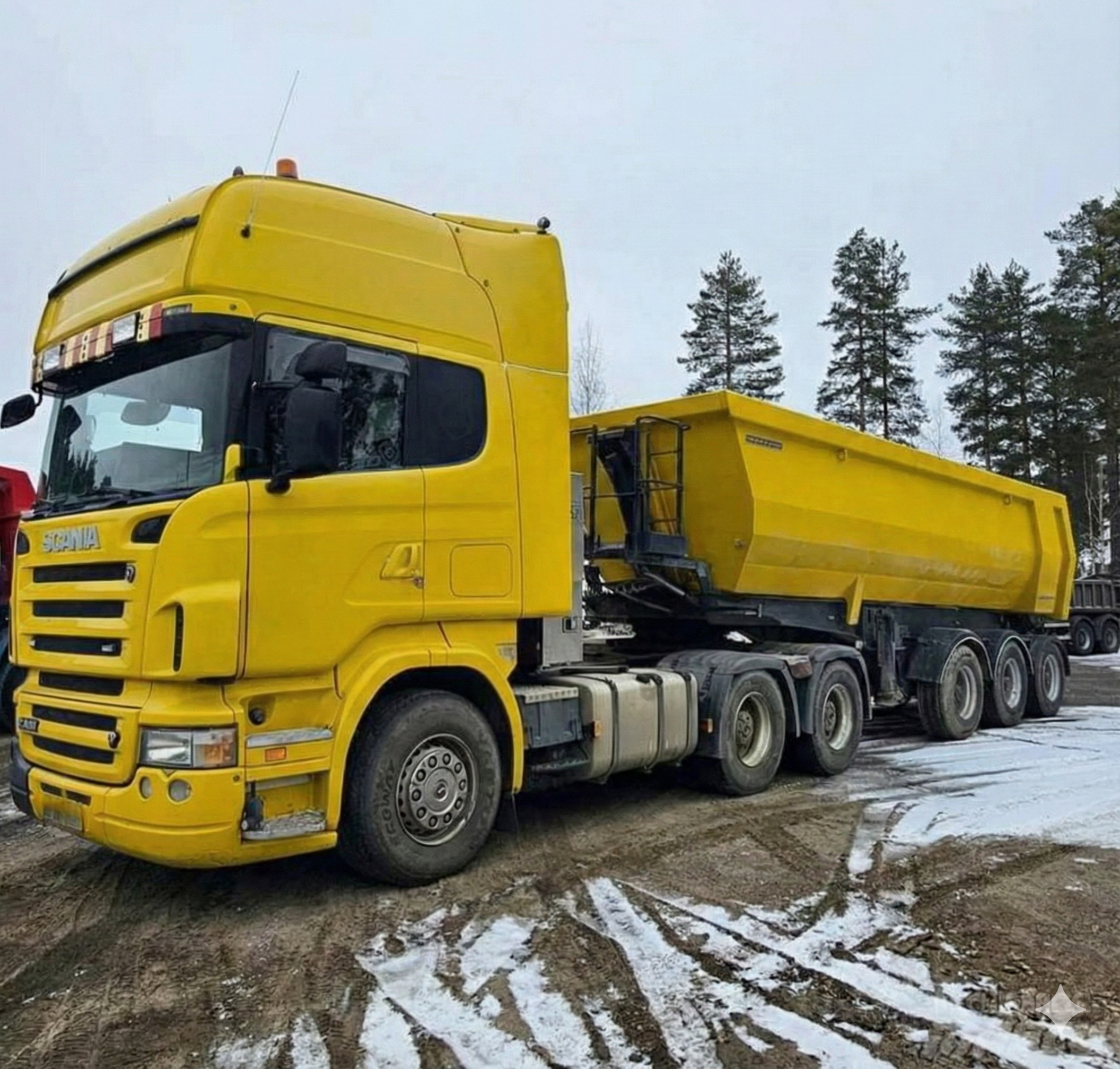 Тягач с самосвальным полуприцепом